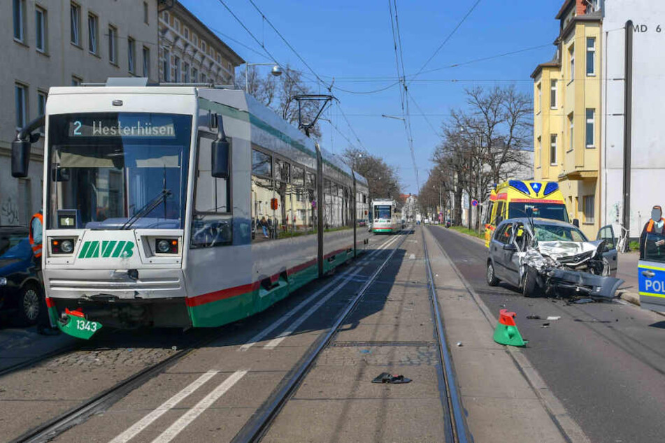 Das Fahrzeug wurde mehrere Meter weit geschleudert.