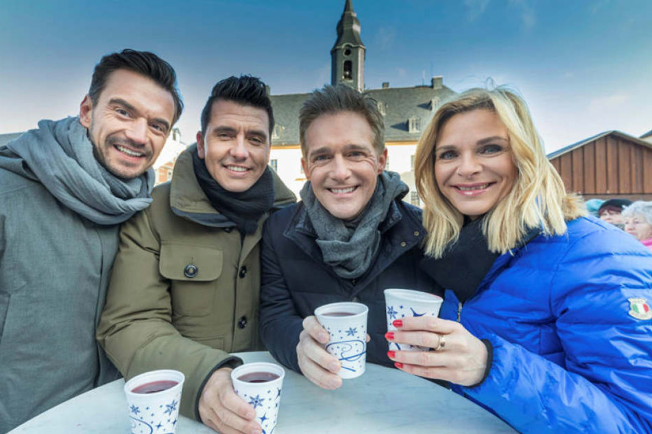 Mit Moderatorin Uta Bresan (52) gab´s beim kalten Dreh auch einen Zwischendurch-Glühwein.