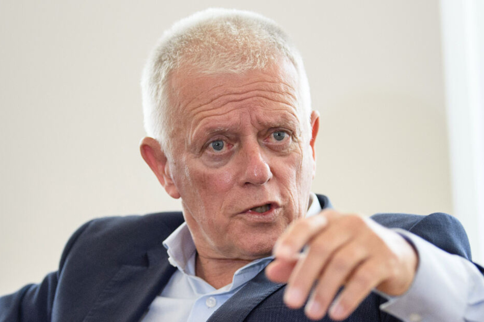 Oberbürgermeister Fritz Kuhn spricht während eines Interviews.