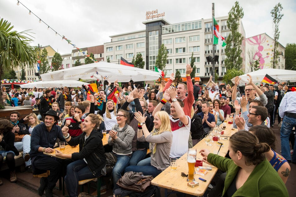 Im WM-Biergarten am Spielbudenplatz werden auch zu dieser Weltmeisterschaft wieder die Spiele übertragen.