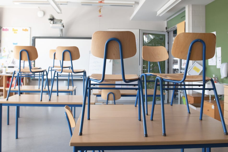 Kein Unterricht: Stühle stehen in einer Schule auf den Tischen. Die Maßnahmen gegen den Unterrichtsausfall haben ein Verfallsdatum. Am 31. Juli 2030 sollen sie auslaufen und ausgewertet werden. (Symbolbild)
