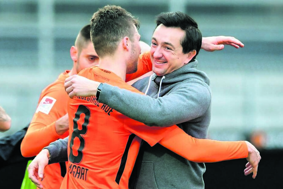 FCE-Trainer Daniel Meyer (r.) umarmt Tom Baumgart.