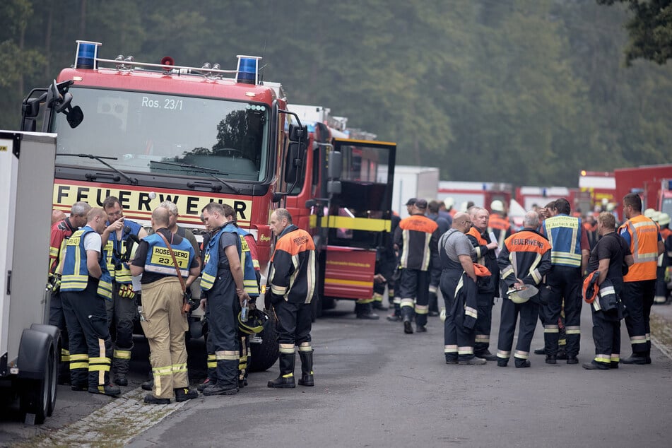 Hunderte Einsatzkräfte kämpfen in der Nähe von Freudenberg im Landkreis Amberg-Sulzbach gegen einen Waldbrand.