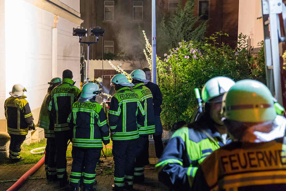 Auch eine angrenzende Garage wurde bei dem Feuer beschädigt.