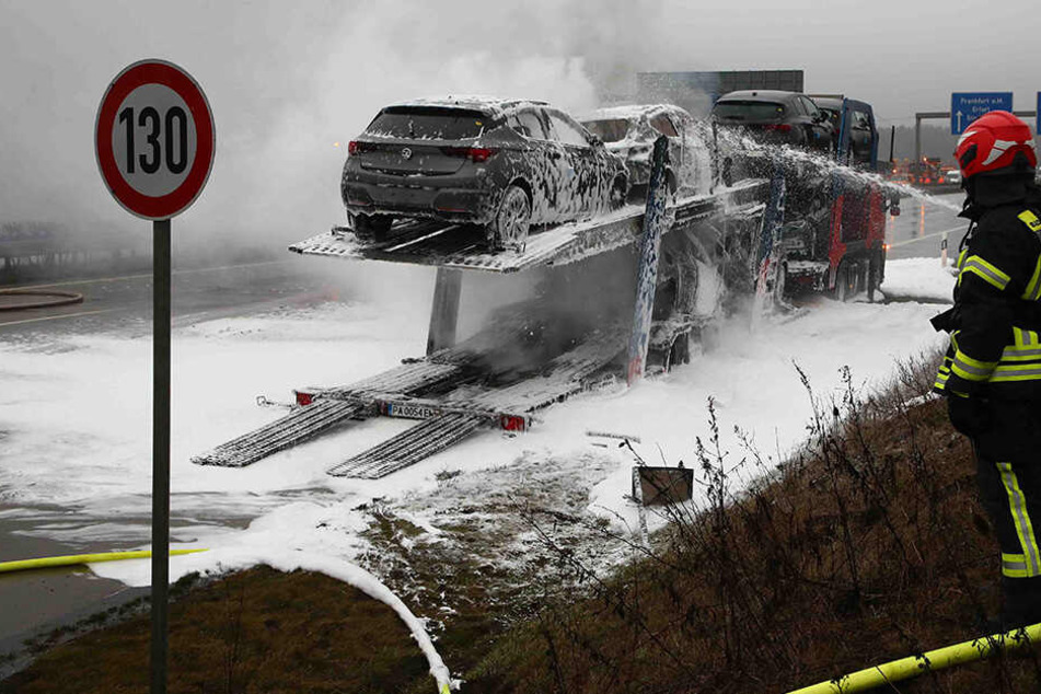 Auch die Autos auf dem Transporter waren in Brand geraten.