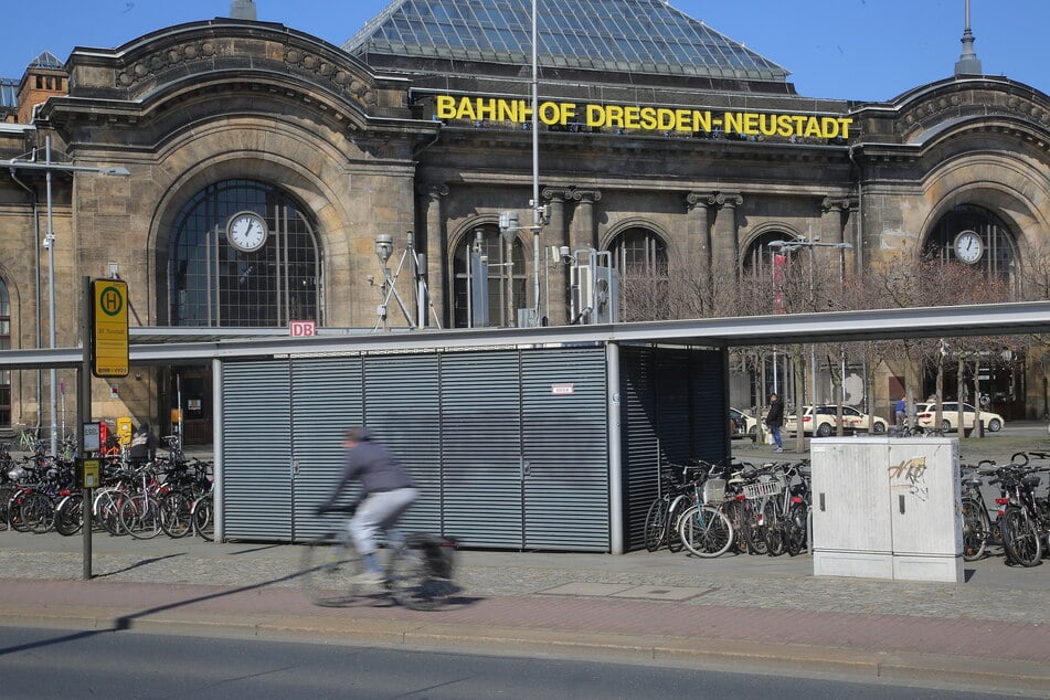 Ein verdächtiger Mann (26) wurde am Mittwoch im Bahnhof Dresden-Neustadt kontrolliert. (Archivbild)