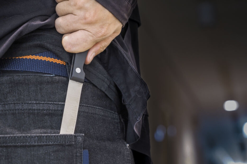Der Mann näherte sich den Polizisten trotz Warnung mit einem Messer. (Symbolbild)