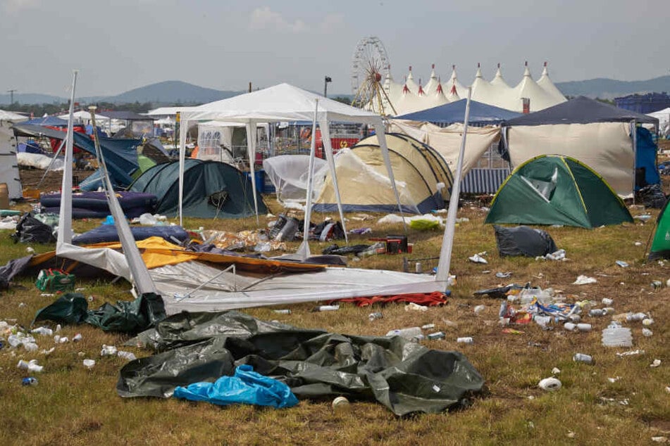 Die Müll-Apokalypse: So schlimm haben die Festival-Besucher das "Rock am Ring"-Gelände in Mendig (Rheinland-Pfalz) 2016 hinterlassen.