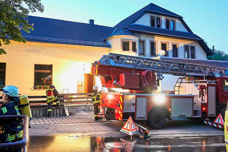 Wegen einer Kerze im Meditationsraum rückte die Feuerwehr am Abend zu der ehemaligen Disko aus.