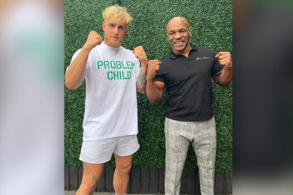 Jake Paul (l.) and Mike Tyson have already posed together on Instagram, but soon, they could actually be getting into the ring.