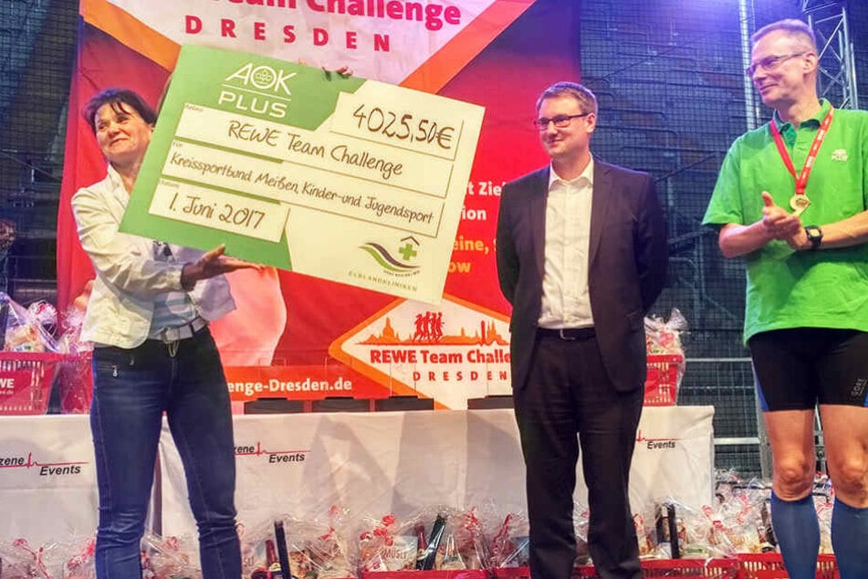 AOK PLUS-Vorstand Rainer Striebel (rechts) und Rainer Zugehör (Mitte), Prokurist der Elblandkliniken, übergaben den Scheck an die Geschäftsführerin des Kreissportbundes, Katrin Kramer.