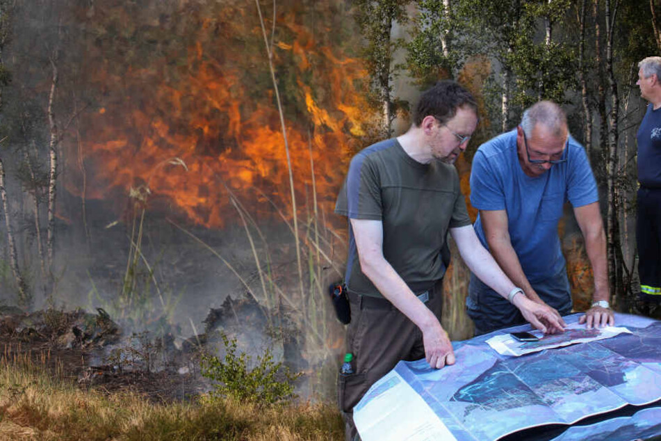 Andreas Meißner von der Naturlandschaften Brandenburg plant mit Feuerwehrleute und Forstmitarbeiter den Einsatz bei einem Waldbrand auf dem ehemaligen Truppenübungsplatz.
