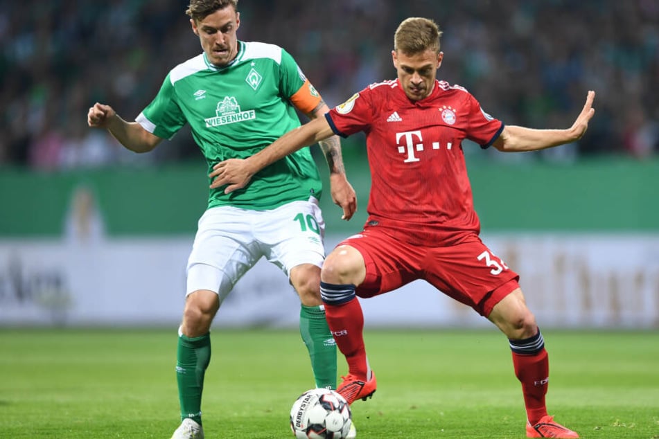 Bremens Max Kruse (l) und Münchens Joshua Kimmich kämpfen um den Ball.