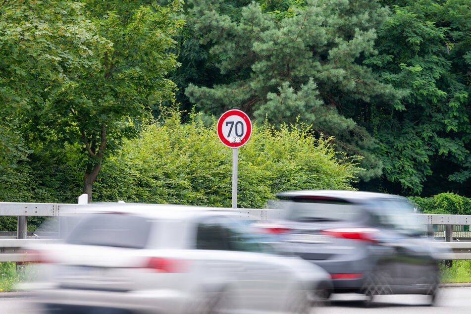 Die Stadt reagierte bislang nicht auf die Petition und stellte kürzlich ein neues Tempo 70 Schild an der Frechener Straße auf. (Symbolbild)