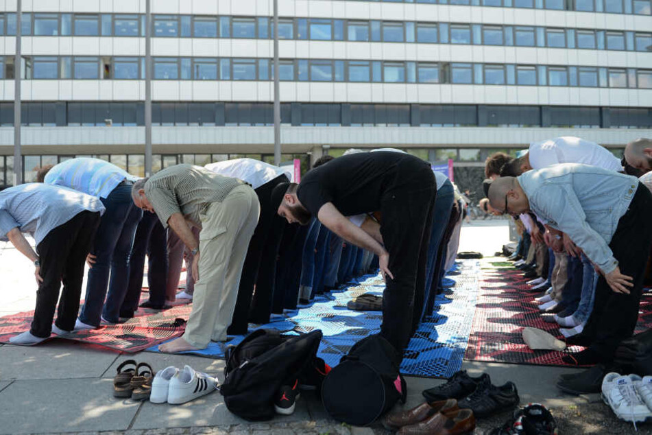 Muslime beim Freitagsgebet in Berlin.