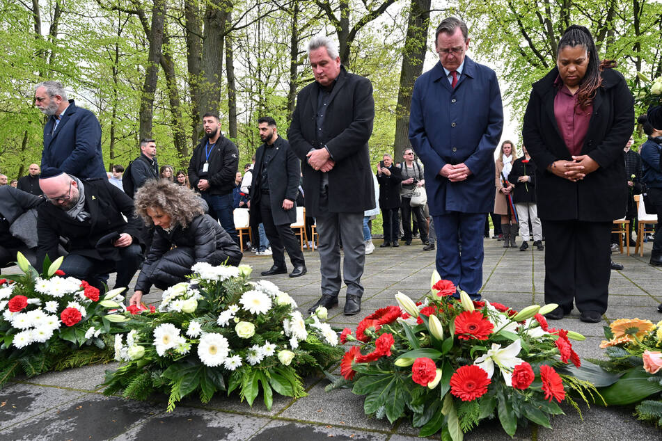 Thüringens Ministerpräsident Bodo Ramelow (68, Linke, 2.v.r.) nahm an der Gedenkfeier teil.