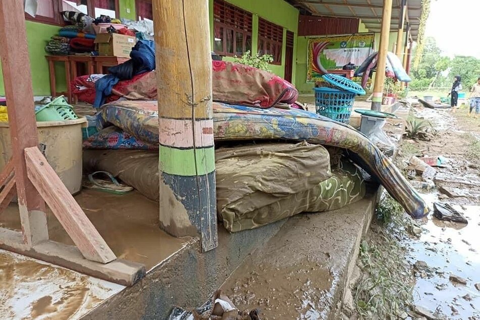Beberapa kasur dan perabotan di sebuah sekolah di Gorontalo telah rusak karena hujan dan lumpur dan sekarang tidak dapat digunakan lagi.