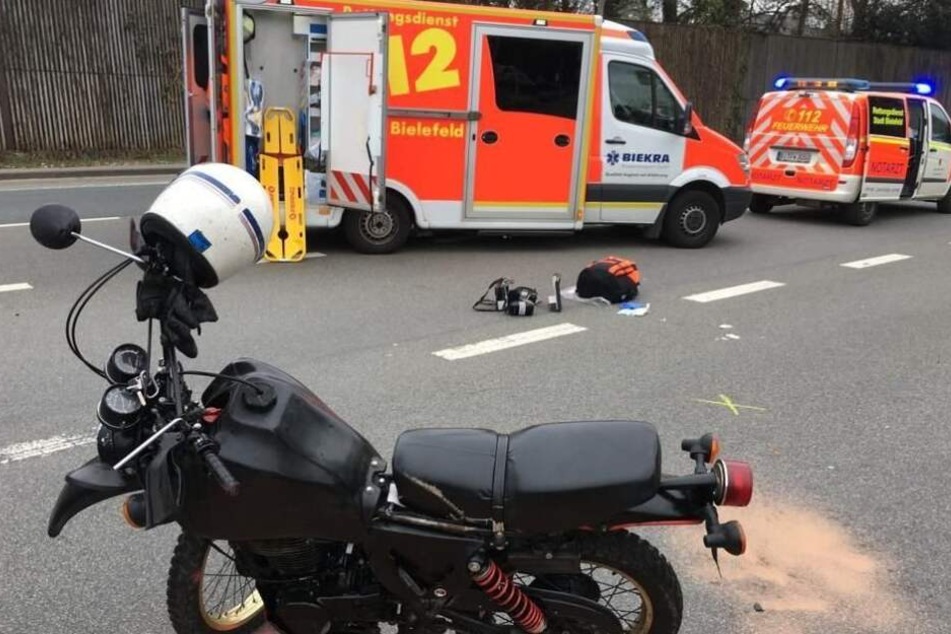 Der Biker schleuderte bei dem Crash auf die Fahrbahn.