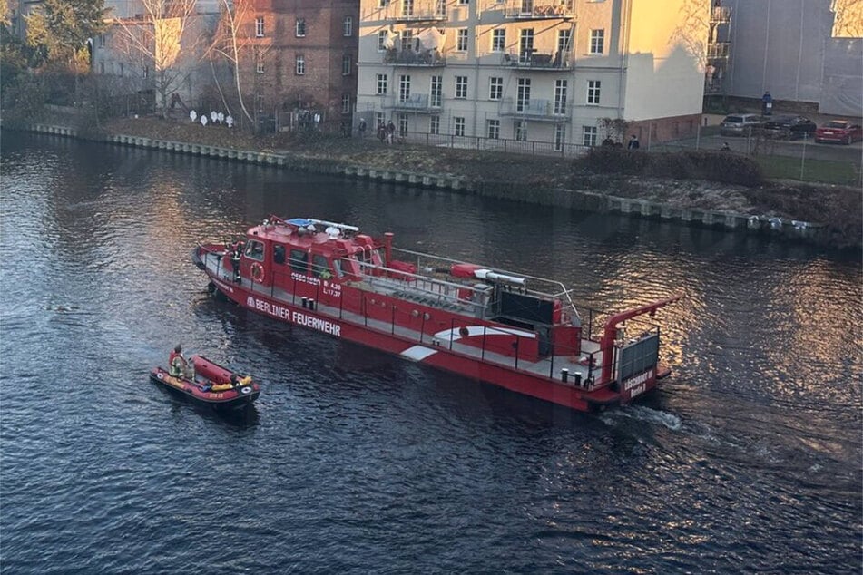 Die Feuerwehr war mit einem Großaufgebot auf dem Havelkanal im Einsatz.