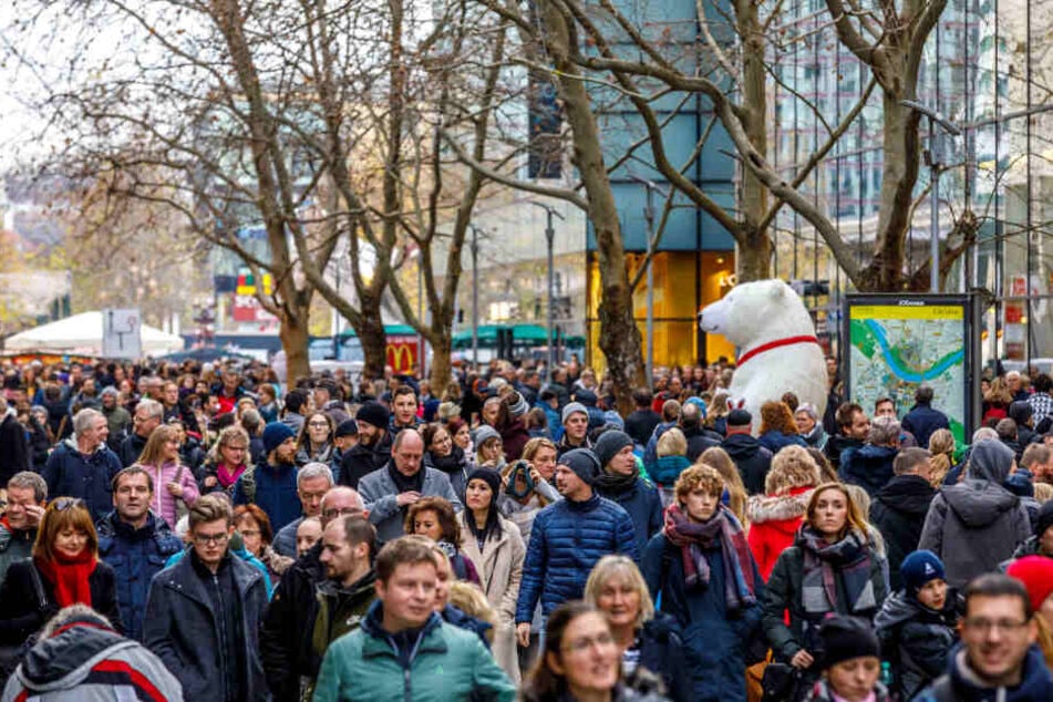 Die Prager Straße war am letzten Adventssamstag voll. Doch scheinbar gehen nicht alle einkaufen.