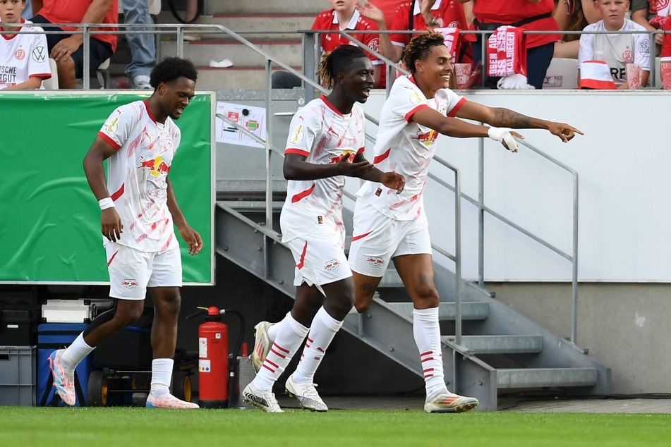 RB Leipzigs Neuzugang Antonio Nusa (r.) machte kurz nach seiner Einwechslung gleich ein Tor.