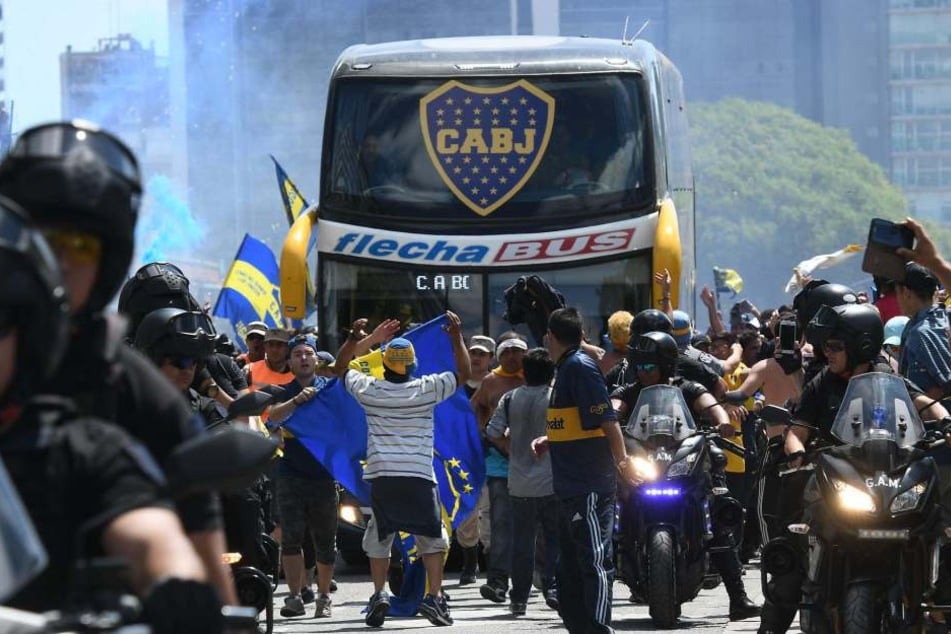 Der Bus von Boca Juniors fährt zum Stadion. Fans des Stadtrivalen River Plate bewarfen mit Steinen den Bus, mit dem das Team am Stadion ankam.