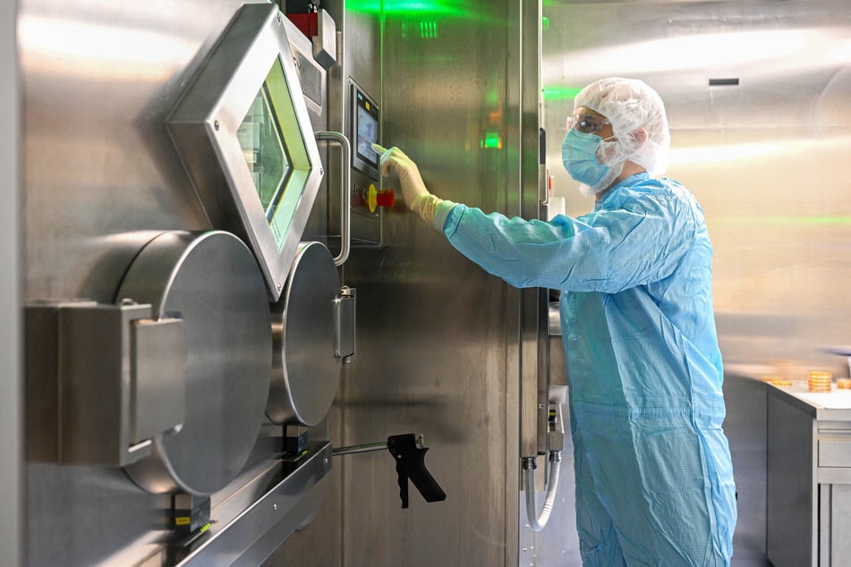 Ein ABX-Mitarbeiter in der automatisierten Produktion.