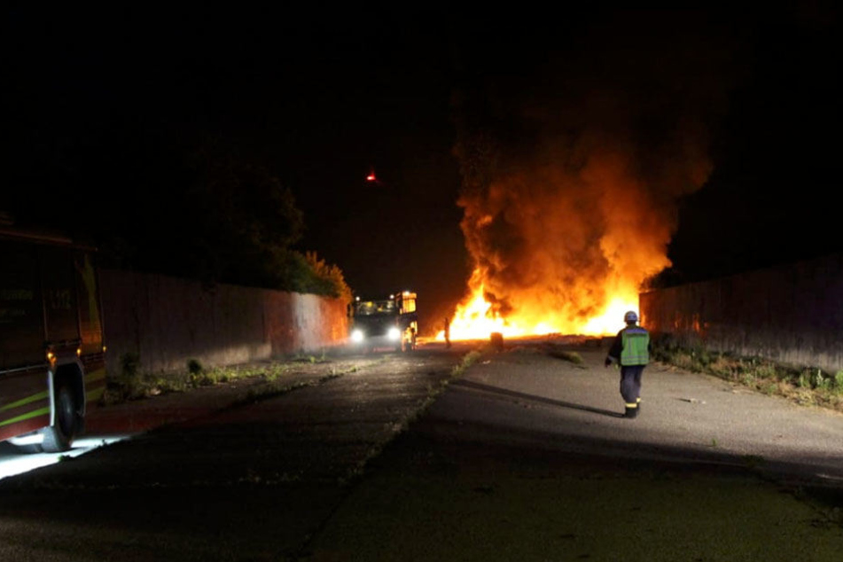 Etwa 1000 Reifen waren plötzlich in Flammen aufgegangen.