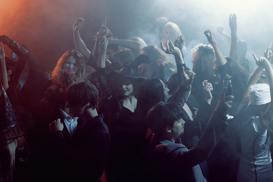 Stuttgart: Halloween-Party läuft völlig aus dem Ruder: Teenagerin lädt 400 Menschen nach Hause ein