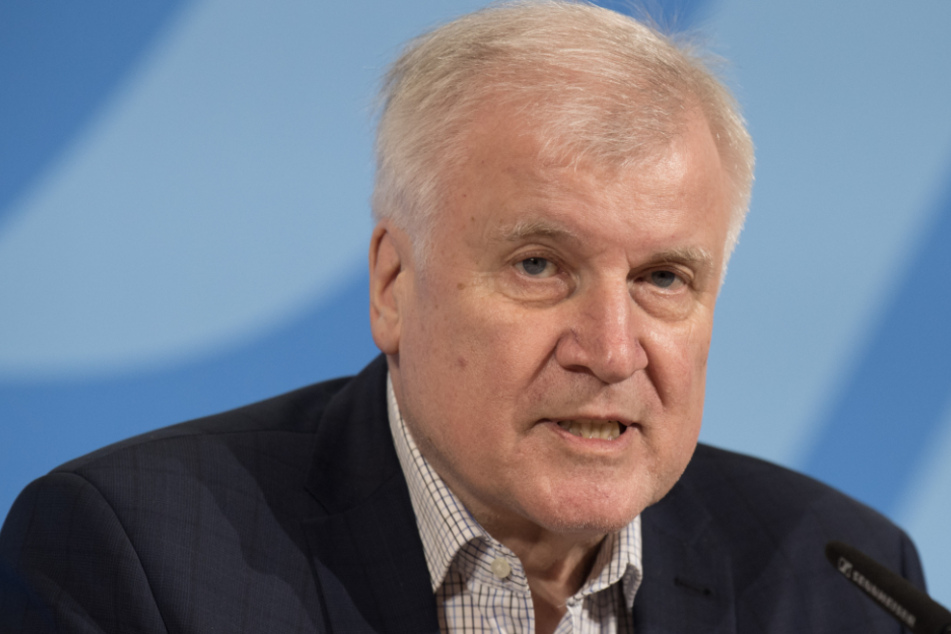Bundesinnenminister Horst Seehofer (70, CSU) verkündete am Sonntagabend in Berlin die Grenzschließungen.