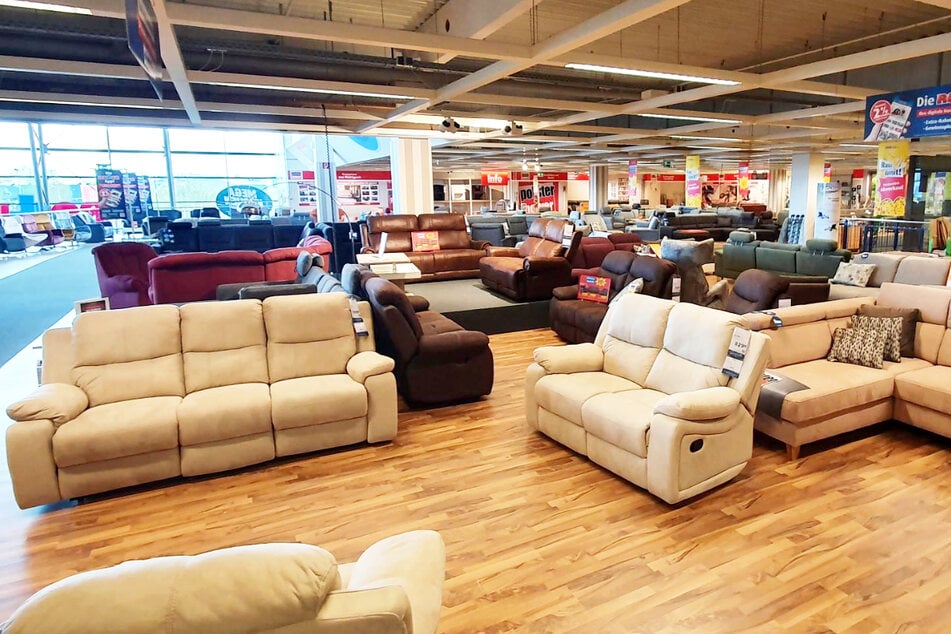 Zum verkaufsoffenen Sonntag (3.5.) gibt's bei ROLLER in Neu-Ulm starke Rabatte beim Möbelkauf.²