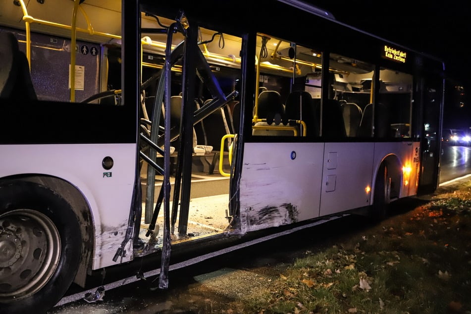 Die Türen des Busses wurden durch die Kollision nach innen gedrückt.