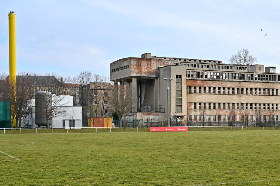 Das zu sanierende Sachsenbad (rechts) soll durch einen modernen Neubau bis auf das Nachbargrundstück (Fernwärmestation der SachsenEnergie, links) erweitert werden.