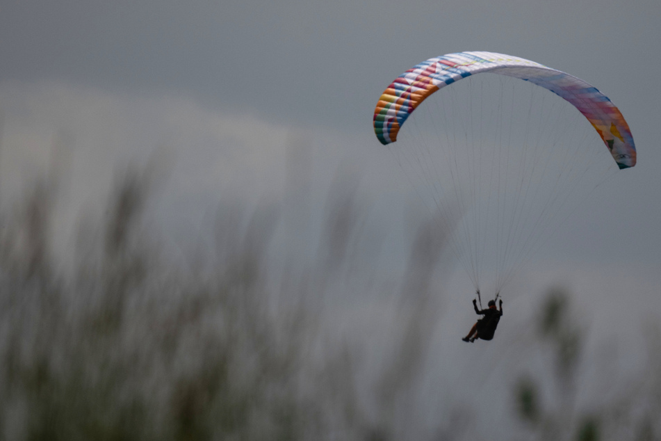 Ein Flugfehler wurde einem Gleitschirmpiloten in Oberfranken zum Verhängnis. (Symbolbild)