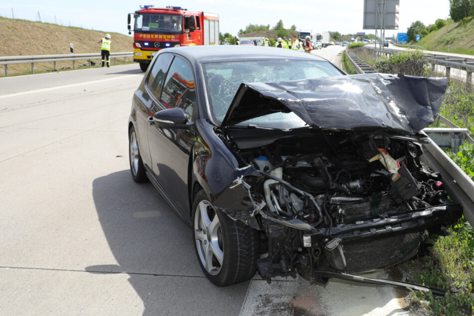 Unfall A17: Unfall mit Totalschaden: Drei Personen nach Kollision auf der A17 verletzt