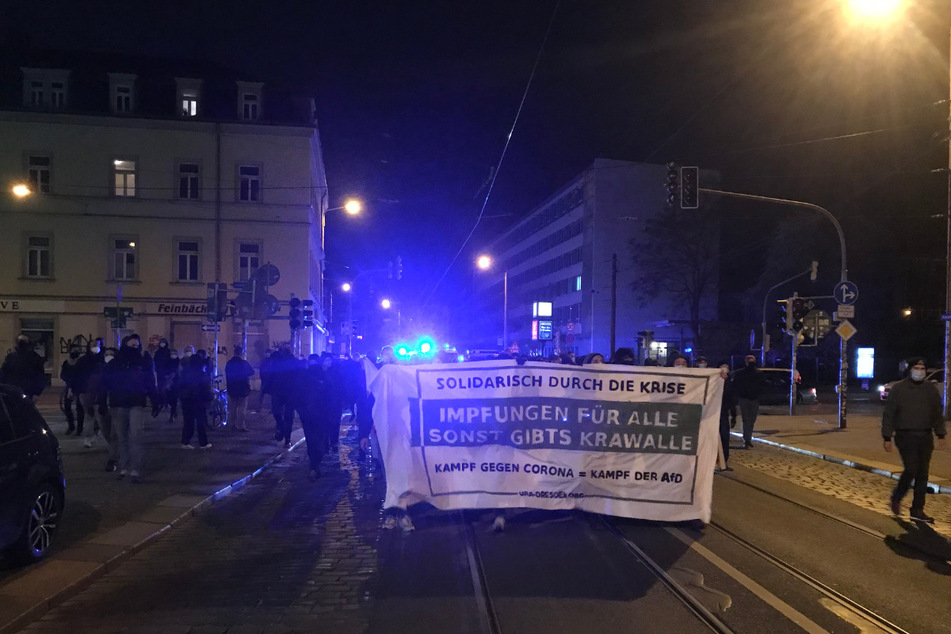 Rund 80 Protestierende trafen sich am Samstagabend in der Neustadt zu einer spontanen Demo gegen die Corona-Politik der Bundesregierung.