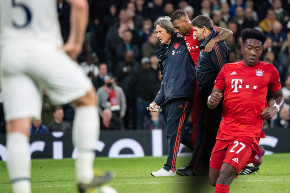 Jerome Boateng vom FC Bayern München wird von den Mannschaftsärzten vom Spielfeld begleitet, auch David Alaba (r) hat sich im Spiel gegen Tottenham verletzt. (Bildmontage)