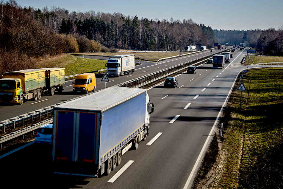 Fahrzeuge rollen auf der Autobahn 4 in Richtung Görlitz.