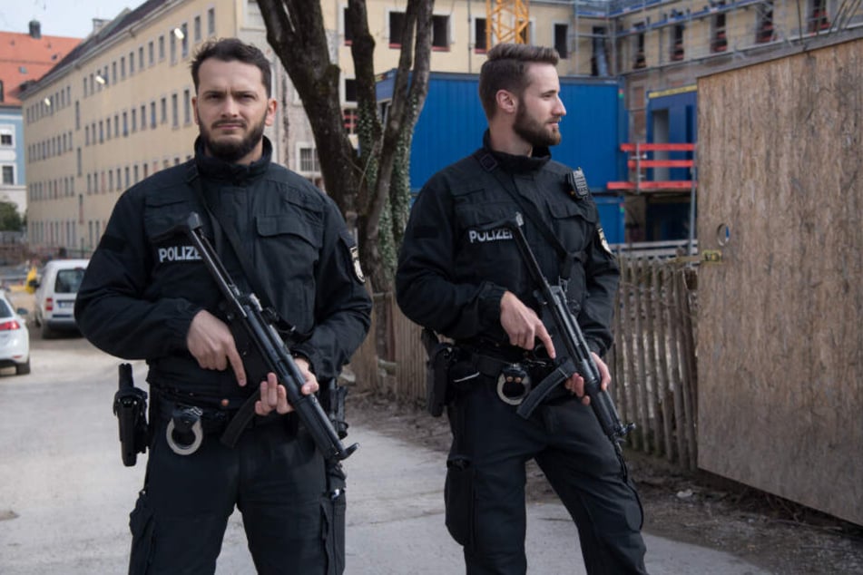 Polizisten stehen an einer Einsatzstelle im Stadtteil Au. Schüsse haben zwei Männer auf einer Baustelle in München getötet.