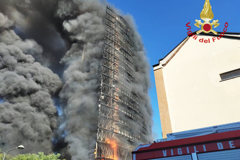 Feuer und Rauchschwaden: Das Hochhaus in Mailand brannte lichterloh.