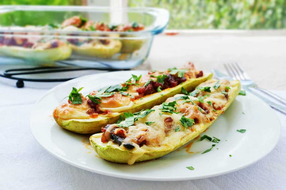 Gefüllte Zucchini lassen sich auch gut vorbereiten und bei Bedarf in den Ofen schieben.