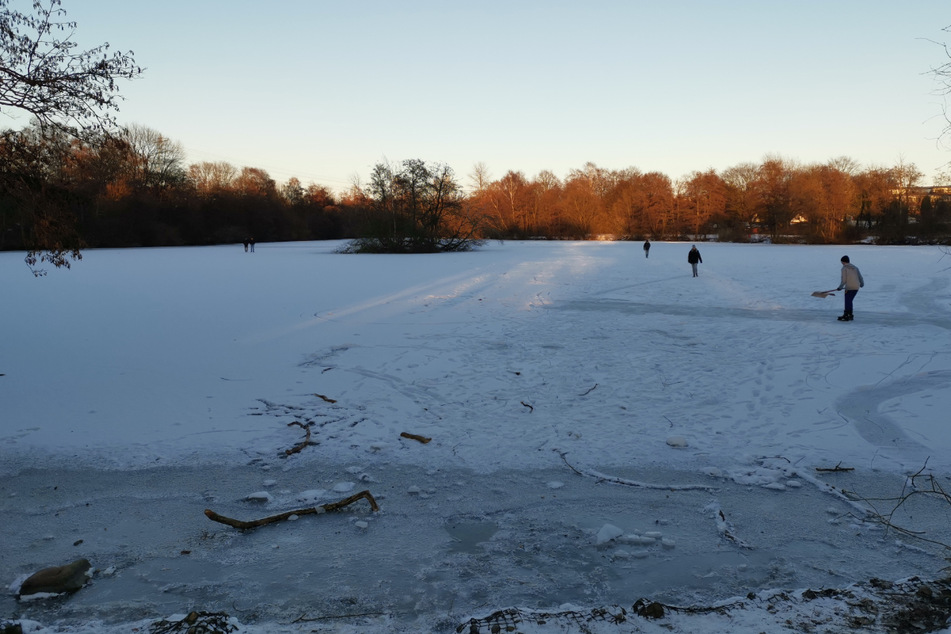 Am Freitag hatten die ersten Schlittschuhläufer angefangen, das Eis vom Schnee zu befreien.