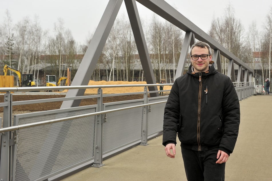 Sebastian Töpper (35, Volt) nutzt die neue Brücke über den Pleißenbach fast jeden Tag.