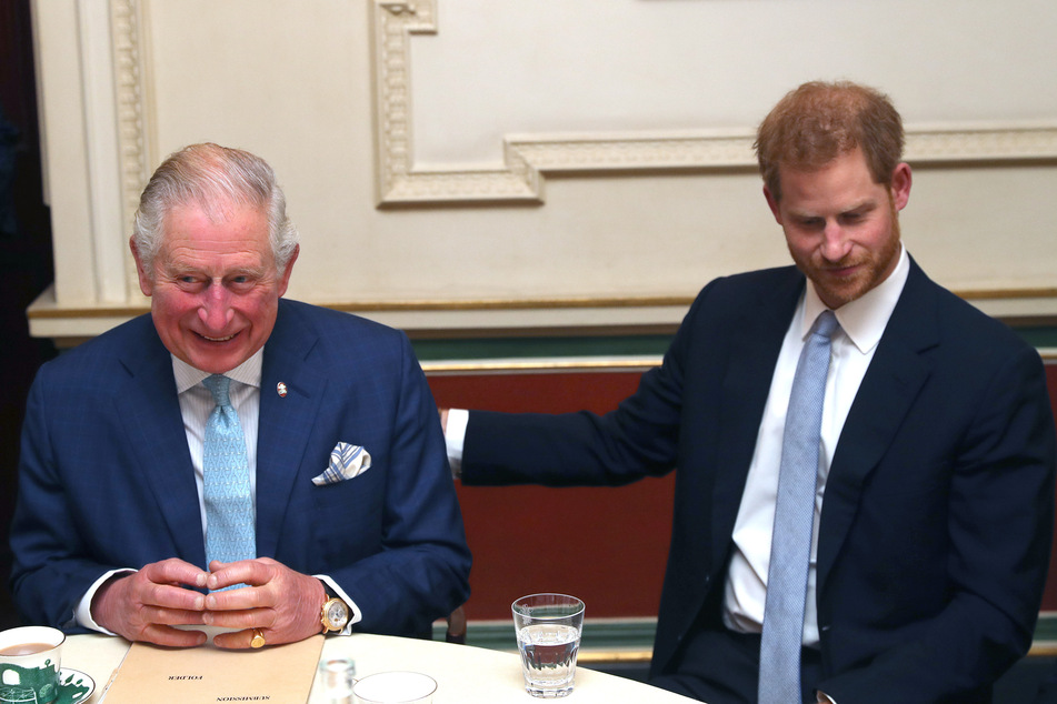 Prinz Harry kritisierte seinen Vater Prinz Charles (l.) offen.