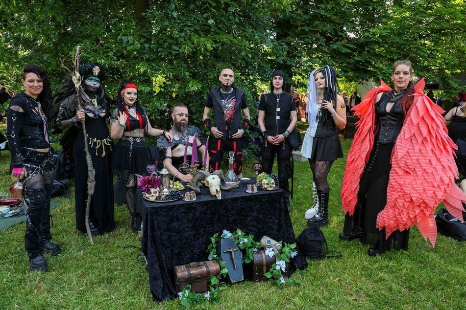 Die Besucher trugen allesamt kreative Outfits.