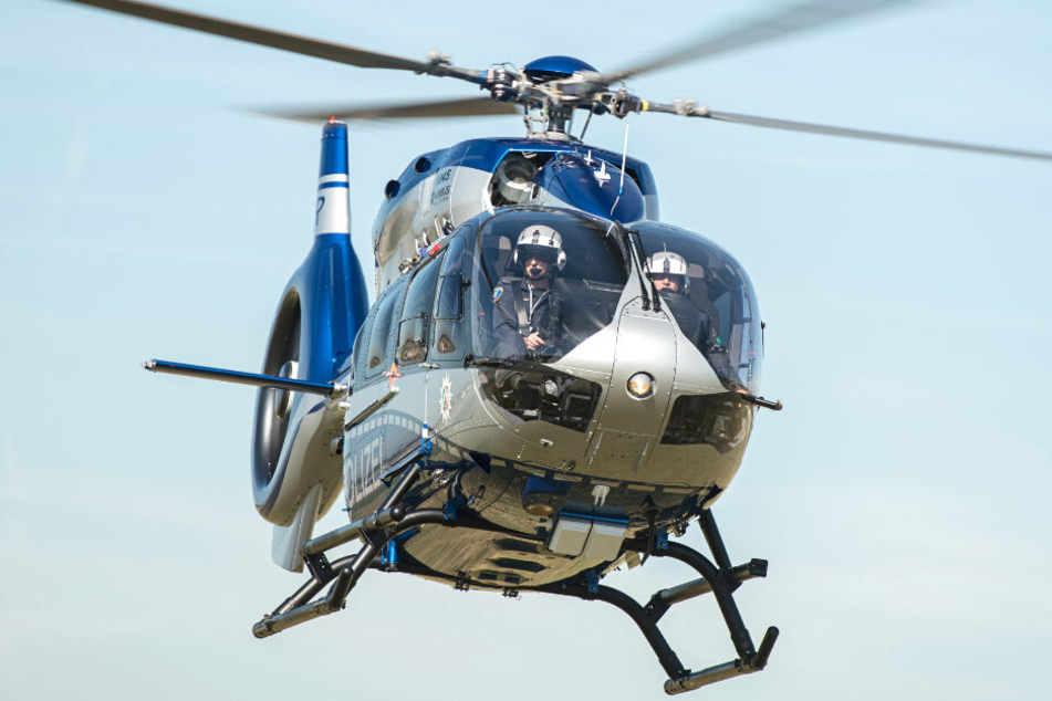 Auch ein Polizeihubschrauber kam am Freitagabend zum Einsatz. (Symybolbild)