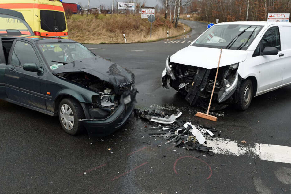Die beiden Autos sind nahezu frontal zusammengestoßen.