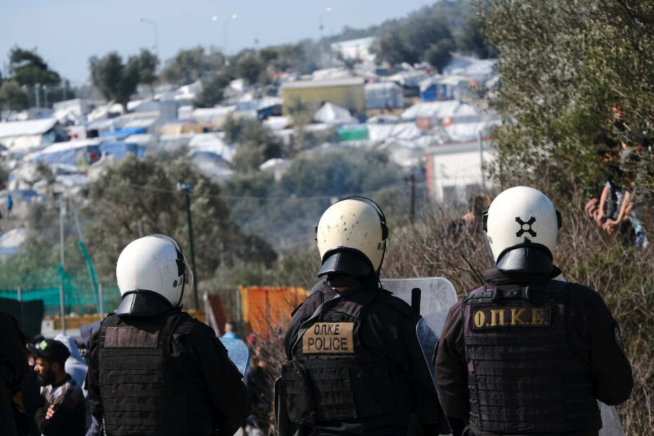 Griechische Polizisten patrouillieren während Zusammenstößen in der Nähe des Flüchtlingslagers "Moria" auf der Insel Lesbos.