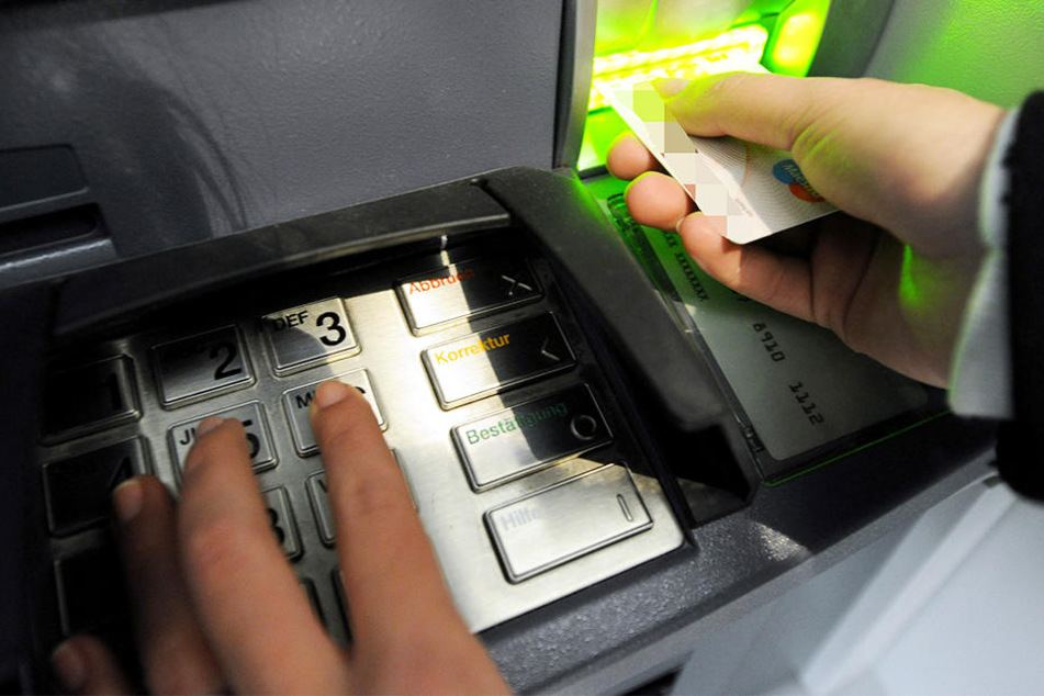 Als er die Karte zog, öffnete sich der Automat. (Symbolbild)