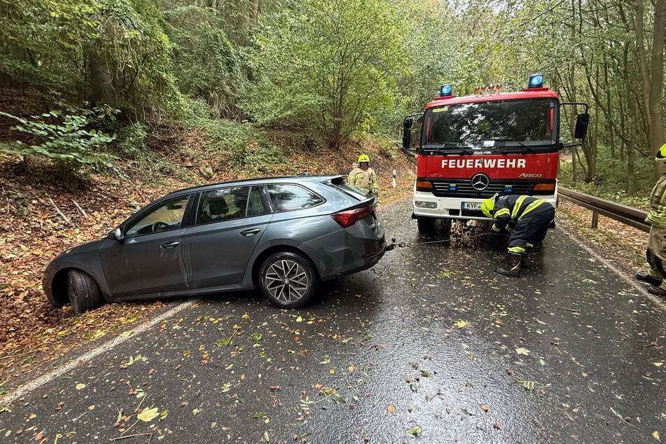 Das Auto musste aus dem Straßengraben gezogen werden.